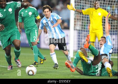 L'Argentine Lionel Messi en action pendant la Coupe du Monde 2010 groupe B match entre l'Argentine et le Nigeria à l'Ellis Park Stadium de Johannesburg, Afrique du Sud 12 juin 2010. L'Argentine a gagné 1-0. Photo : Achim Scheidemann - veuillez vous référer à l'http://dpaq.de/FIFA-WM2010-TC  + + +(c) afp - Bildfunk + + + Banque D'Images