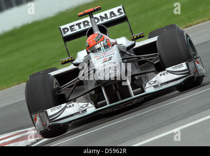 Le pilote de Formule 1 Michael Schumacher Mercedes GP de steers autour d'une courbe au cours de qualification il course sur piste de course ''Gille Villeneuve'' à Montréal, Canada, 12 juin 2010. Photo : Jens Buettner Banque D'Images