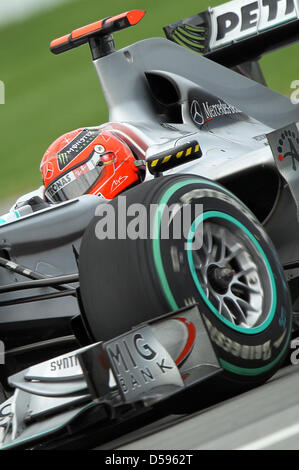 Le pilote de Formule 1 Michael Schumacher Mercedes GP de steers autour d'une courbe au cours de qualification il course sur piste de course ''Gille Villeneuve'' à Montréal, Canada, 12 juin 2010. Photo : Jens Buettner Banque D'Images