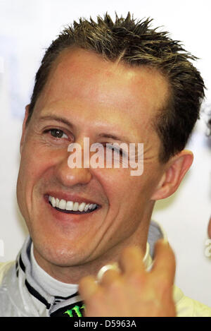 Le pilote de Formule 1 Michael Schumacher de Mercedes GP est dans son stand lors de la troisième voie de formation sur la race ''Gille Villeneuve'' à Montréal, Canada, 12 juin 2010. Photo : Jens Buettner Banque D'Images