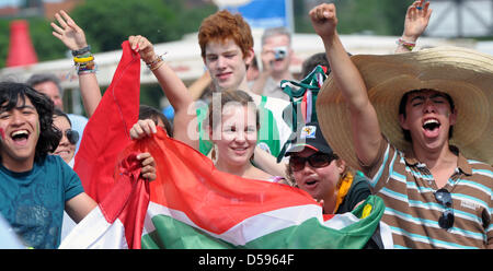 Des centaines de fans se sont rassemblés pour le match d'ouverture de la Coupe du Monde de la FIFA 2010 à la soi-disant consultation publique aux motifs à l'avant de l'Olympiastadion de Berlin, Allemagne, 11 juin 2010. Le match d'ouverture a été l'Afrique du Sud contre le Mexique. Photo : Soeren Stache Banque D'Images