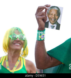 Un fan de foot montre une photographie de la paix lauréat du Prix Nobel Nelson Mandela au fan festival au Copacabana à Rio de Janeiro, Brésil, 11 juin 2010. Le 11 juin 2010, la Coupe du Monde FIFA 2010 en Afrique du Sud commencé. En plusieurs endroits, il y a des possibilités de visualisation des événements et du ventilateur. Mandela n'a pas assisté à la cérémonie d'ouverture en raison d'une tragédie familiale. Photo : Frisco Gent Banque D'Images