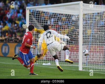 Ghana's Prince Tagoe (R) tente de marque contre la Serbie Aleksandar Koralov (L) et le gardien de but Vladimir Stojkovic, pendant la Coupe du Monde 2010 GROUPE D match entre la Serbie et le Ghana à Loftus Versfeld à Pretoria, Afrique du Sud, 13 juin 2010. Photo : Achim Scheidemann - veuillez vous référer à l'http://dpaq.de/FIFA-WM2010-TC Banque D'Images