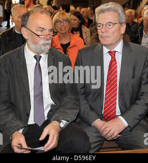 Le président fédéral allemand Joachim Gauck candidat (R) s'assoit à côté de Matthias Wilpert, l'actuel pasteur de la paroisse protestante, dans son ancienne paroisse à Rostock, Allemagne, 12 juin 2010. À l'événement, il lit ses souvenirs ''hiver en été - printemps en automne''- l'ancien pasteur et la sécurité de l'état service document mandatee est le candidat du SPD et les verts pour le poste Banque D'Images