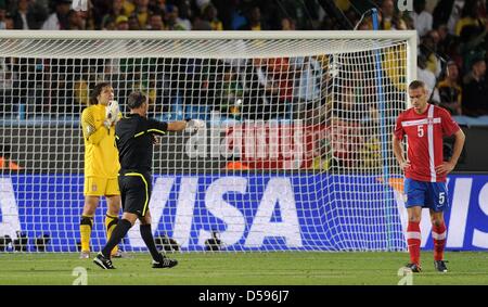 L'arbitre argentin Hector Baldassi pointe vers le point de penalty comme gardien de la Serbie, Vladimir Stojkovic, prie et coéquipier Nemanja Vidic regarde vers le bas pendant la Coupe du Monde 2010 GROUPE D match entre la Serbie et le Ghana à Loftus Versfeld à Pretoria, Afrique du Sud, 13 juin 2010. Le Ghana a gagné 1-0. Photo : Achim Scheidemann - veuillez vous référer à l'http://dpaq.de/FIFA-WM2010-TC  + + +(c) Banque D'Images