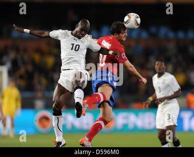 La Serbie Dejan Stankovic (R) convoite la la balle avec Stephen Appiah du Ghana lors de la Coupe du Monde 2010 GROUPE D match entre la Serbie et le Ghana à Loftus Versfeld à Pretoria, Afrique du Sud, 13 juin 2010. Le Ghana a gagné 1-0. Photo : Achim Scheidemann - veuillez vous référer à l'http://dpaq.de/FIFA-WM2010-TC  + + +(c) afp - Bildfunk + + + Banque D'Images