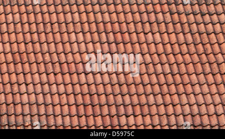 Vieilles tuiles ardoise rouge texture de fond de toit Banque D'Images