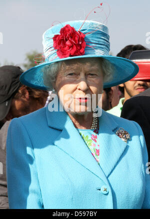 La reine Elizabeth II assiste à l'évolution de la Queen's Cup Harcourt au Guards Polo Club de Windsor Great Park, Royaume-Uni, 13 juin 2010. Le club a été fondé le 25 janvier 1955 par le duc d'Édimbourg. Photo : Albert Nieboer (Pays-Bas) Banque D'Images