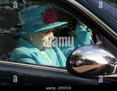 La reine Elizabeth II assiste à l'évolution de la Queen's Cup Harcourt au Guards Polo Club de Windsor Great Park, Royaume-Uni, 13 juin 2010. Le club a été fondé le 25 janvier 1955 par le duc d'Édimbourg. Photo : Albert Nieboer (Pays-Bas) Banque D'Images
