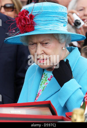 La reine Elizabeth II assiste à l'évolution de la Queen's Cup Harcourt au Guards Polo Club de Windsor Great Park, Royaume-Uni, 13 juin 2010. Le club a été fondé le 25 janvier 1955 par le duc d'Édimbourg. Photo : Albert Nieboer (Pays-Bas) Banque D'Images
