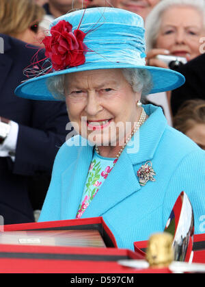 La reine Elizabeth II assiste à l'évolution de la Queen's Cup Harcourt au Guards Polo Club de Windsor Great Park, Royaume-Uni, 13 juin 2010. Le club a été fondé le 25 janvier 1955 par le duc d'Édimbourg. Photo : Albert Nieboer (Pays-Bas) Banque D'Images