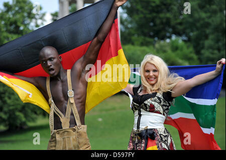 Alessandra Geissel (R) et Papis Loveday (L) posent dans dirdl robe et short par Kay Rainer à Munich, Allemagne, 11 juin 2010. Photo : Felix Hoerhager Banque D'Images