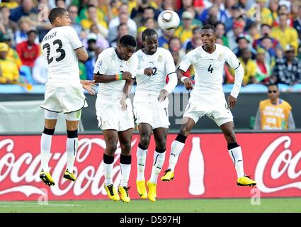 Kevin-Prince Boateng du Ghana (L-R), Asamoah Gyan, Prince Tagoe et John Pantsil en action lors de la Coupe du Monde 2010 GROUPE D match entre la Serbie et le Ghana à Loftus Versfeld à Pretoria, Afrique du Sud, 13 juin 2010. Photo : Achim Scheidemann - veuillez vous référer à l'http://dpaq.de/FIFA-WM2010-TC Banque D'Images