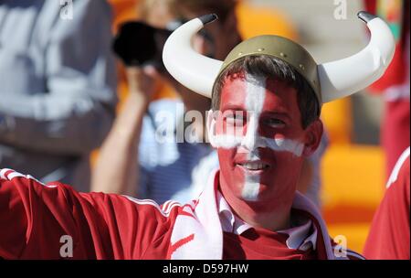 Un partisan du Danemark dans les stands avant la Coupe du Monde 2010 groupe e match entre les Pays-Bas et le Danemark au Soccer City Stadium de Johannesburg, Afrique du Sud, le 14 juin 2010. Photo : Ronald Wittek dpa - veuillez vous reporter à http://dpaq.de/FIFA-WM2010-TC Banque D'Images