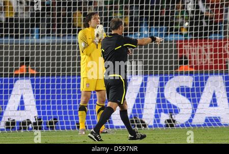 Gardien de la Serbie, Vladimir Stojkovic, prie comme arbitre argentin Hector Baldassi pointe vers le point de penalty au cours de la Coupe du Monde 2010 GROUPE D match entre la Serbie et le Ghana à Loftus Versfeld à Pretoria, Afrique du Sud, 13 juin 2010. Photo : Achim Scheidemann - veuillez vous référer à l'http://dpaq.de/FIFA-WM2010-TC Banque D'Images