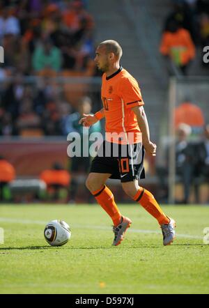 Wesley Sneijder contrôle la balle pendant la Coupe du Monde 2010 groupe e match entre les Pays-Bas et le Danemark au Soccer City Stadium de Johannesburg, Afrique du Sud, le 14 juin 2010. Photo : Ronald Wittek dpa - veuillez vous reporter à http://dpaq.de/FIFA-WM2010-TC Banque D'Images