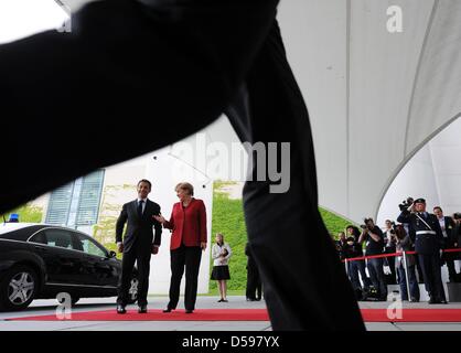 La chancelière allemande Angela Merkel (R) reçoit le président français Nicolas Sarkozy à la chancellerie à Berlin, Allemagne, 14 juin 2010. Les deux se sont réunis pour préparer plusieurs sommets internationaux qui doivent avoir lieu dans un proche avenir. Photo : RAINER JENSEN Banque D'Images