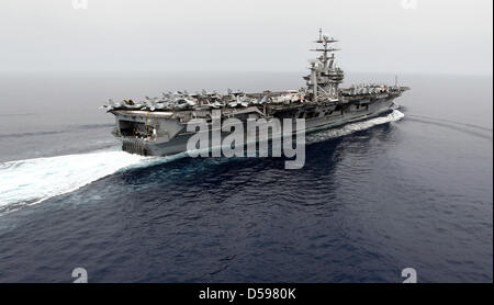 La photo montre l'US nuclear-powered porte-avions USS Harry S. Truman à un poste dans la mer Méditerranée au sud de la Sicile, 14 juin 2010. Le ministre allemand de la Défense zu Guttenberg a visité le porte-avion et la frégate de la marine allemande 'Hessen' qui fait partie du convoi. Photo : FABRIZIO BENSCH Banque D'Images