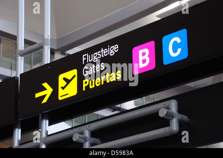 Les panneaux de porte de l'aéroport, Malaga, Andalousie, Espagne, Europe de l'Ouest. Banque D'Images