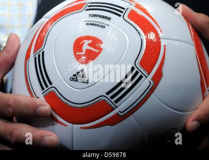 La nouvelle balle de la Bundesliga allemande est montré lors d'une conférence de presse de l'équipe allemande Velmore Grand Hotel à Erasmia près de Pretoria, 15 juin 2010. La balle est appelé 'Torfabrik'. Photo : Marcus Brandt dpa  + + +(c) afp - Bildfunk + + + Banque D'Images