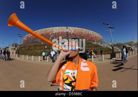 Un ventilateur souffle l'un en face de la vuvuzela stadion avant la Coupe du Monde 2010 groupe e match entre les Pays-Bas et le Danemark au Soccer City Stadium de Johannesburg, Afrique du Sud, le 14 juin 2010. Photo : Achim Scheidemann - veuillez vous référer à l'http://dpaq.de/FIFA-WM2010-TC Banque D'Images