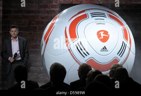 Herbert Hainer, le PDG d'Adidas, géant se dresse à côté de la nouvelle réplique de la balle de la Bundesliga allemande au cours d'une conférence de presse de l'équipe allemande Velmore Grand Hotel à Erasmia près de Pretoria, 15 juin 2010. La balle est appelé 'Torfabrik'. Photo : Marcus Brandt dpa Banque D'Images