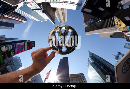 Le logo de Volkswagen est représentée dans la ligne d'horizon entre sur Times Square à New York City, USA, 15 juin 2010. La nouvelle Volkswagen Jetta a été présenté en première mondiale le même jour. Photo : Friso Gentsch Banque D'Images