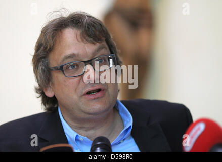 Archéologue de l'état de Saxe-anhalt Harald Meller parle lors d'une conférence de presse à Magdeburg, Allemagne, 16 juin 2010. L'Office d'État pour l'archéologie a présenté les résultats d'examen de l'initiative de la Reine sacrophagus Editha (910-946) au cours de laquelle les os, les dents, les textiles et autres matières organiques ont également été examinés. L'sacrophagus a été découvert dans la Cathédrale de Magdebourg en f Banque D'Images