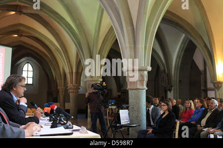 Archéologue de l'état de Saxe-anhalt Harald Meller (L) prend la parole lors d'une conférence de presse à Magdeburg, Allemagne, 16 juin 2010. L'Office d'État pour l'archéologie a présenté les résultats d'examen de l'initiative de la Reine sacrophagus Editha (910-946) au cours de laquelle les os, les dents, les textiles et autres matières organiques ont également été examinés. L'sacrophagus a été découvert dans la Cathédrale de Magdebourg Banque D'Images