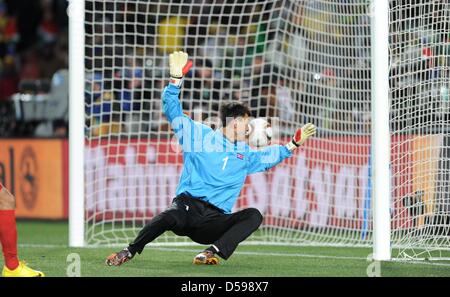 Gardien de la Corée Ri Myong Guk est incapable de sauver la balle pendant la Coupe du Monde 2010 match du groupe G entre le Brésil et la Corée du Nord à l'Ellis Park Stadium de Johannesburg, Afrique du Sud 15 juin 2010. Photo : Achim Scheidemann - veuillez vous référer à l'http://dpaq.de/FIFA-WM2010-TC Banque D'Images