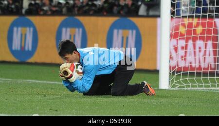 Gardien de la Corée Ri Myong Guk pendant la Coupe du Monde 2010 match du groupe G entre le Brésil et la Corée du Nord à l'Ellis Park Stadium de Johannesburg, Afrique du Sud 15 juin 2010. Photo : Achim Scheidemann - veuillez vous référer à l'http://dpaq.de/FIFA-WM2010-TC Banque D'Images