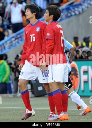 La Corée du Sud Ki Sung Yueng (L) et Oh Beom Seok position sur le terrain lors de la Coupe du Monde 2010 groupe B match entre l'Argentine et la Corée du Sud au Soccer City Stadium de Johannesburg, Afrique du Sud 17 juin 2010. Photo : Achim Scheidemann - veuillez vous référer à l'http://dpaq.de/FIFA-WM2010-TC  + + +(c) afp - Bildfunk + + + Banque D'Images