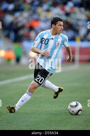 Maxi Rodriguez de l'Argentine contrôle la balle pendant la Coupe du Monde 2010 groupe B match entre l'Argentine et la Corée du Sud au Soccer City Stadium de Johannesburg, Afrique du Sud 17 juin 2010. Photo : Ronald Wittek dpa - veuillez vous reporter à http://dpaq.de/FIFA-WM2010-TC Banque D'Images