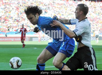 Lukas Podolski (R) de l'Allemagne le dispute à Vladimir Stojkovic, le gardien de la Serbie pendant la Coupe du Monde 2010 GROUPE D match entre l'Allemagne et la Serbie à la Nelson Mandela Bay Stadium à Port Elizabeth, Afrique du Sud 18 juin 2010. Photo : Bernd Weißbrod dpa - veuillez vous reporter à http://dpaq.de/FIFA-WM2010-TC  + + +(c) afp - Bildfunk + + + Banque D'Images