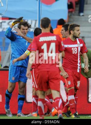 Gardien de Vladimir Stojkovic (L) de la Serbie célèbre après l'enregistrement d'un coup de pied de pénalité de Podolski durant la Coupe du Monde 2010 GROUPE D match entre l'Allemagne et la Serbie à la Nelson Mandela Bay Stadium à Port Elizabeth, Afrique du Sud 18 juin 2010. Photo : Bernd Weißbrod dpa - veuillez vous reporter à http://dpaq.de/FIFA-WM2010-TC  + + +(c) afp - Bildfunk + + + Banque D'Images