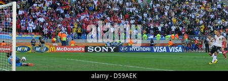 L'Allemagne échoue Lukas Podolski à marquer de point de penalty contre la Serbie de Vladimir Stojkovic gardien pendant la Coupe du Monde 2010 GROUPE D match entre l'Allemagne et la Serbie au Nelson Mandela Bay Stadium à Port Elizabeth, Afrique du Sud 18 juin 2010. Photo : Marcus Brandt dpa - veuillez vous reporter à http://dpaq.de/FIFA-WM2010-TC  + + +(c) afp - Bildfunk + + + Banque D'Images