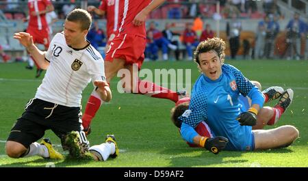 L'Allemagne Lukas Podolski (L) en action contre la Serbie de Vladimir Stojkovic gardien pendant la Coupe du Monde 2010 GROUPE D match entre l'Allemagne et la Serbie au Nelson Mandela Bay Stadium à Port Elizabeth, Afrique du Sud 18 juin 2010. Photo : Marcus Brandt dpa - veuillez vous reporter à http://dpaq.de/FIFA-WM2010-TC  + + +(c) afp - Bildfunk + + + Banque D'Images