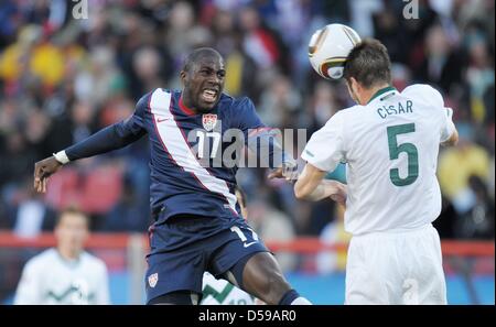 Bostjan Cesar (R) de la Slovénie le dispute à l'UNICEF demande des USA pendant la Coupe du Monde 2010 groupe C match entre la Slovénie et les USA à l'Ellis Park Stadium de Johannesburg, Afrique du Sud 18 juin 2010. Photo : Ronald Wittek dpa - veuillez vous reporter à http://dpaq.de/FIFA-WM2010-TC  + + +(c) afp - Bildfunk + + + Banque D'Images