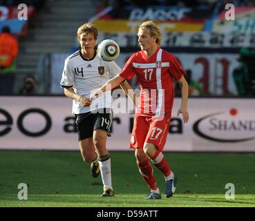 L'Allemagne Holger Badstuber (L) convoite la la balle avec la Serbie de Milos Krasic durant la Coupe du Monde 2010 GROUPE D match entre l'Allemagne et la Serbie au Nelson Mandela Bay Stadium à Port Elizabeth, Afrique du Sud 18 juin 2010. La Serbie a gagné 1-0. Photo : Marcus Brandt dpa - veuillez vous reporter à http://dpaq.de/FIFA-WM2010-TC Banque D'Images