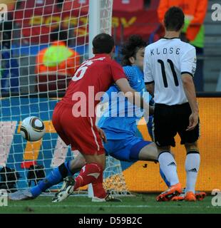 L'Allemagne Miroslav Klose en action contre la Serbie de gardien Vladimir Stojkovic et Branislav Ivanovic durant la Coupe du Monde 2010 GROUPE D match entre l'Allemagne et la Serbie au Nelson Mandela Bay Stadium à Port Elizabeth, Afrique du Sud 18 juin 2010. La Serbie a gagné 1-0. Photo : Marcus Brandt dpa - veuillez vous reporter à http://dpaq.de/FIFA-WM2010-TC Banque D'Images