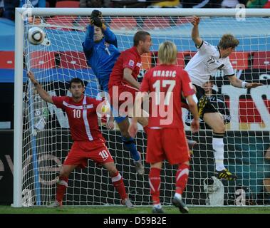 L'Allemagne par Mertesacker en action contre la Serbie de Vladimir Stojkovic gardien pendant la Coupe du Monde 2010 GROUPE D match entre l'Allemagne et la Serbie au Nelson Mandela Bay Stadium à Port Elizabeth, Afrique du Sud 18 juin 2010. La Serbie a gagné 1-0. Photo : Marcus Brandt dpa - veuillez vous reporter à http://dpaq.de/FIFA-WM2010-TC Banque D'Images