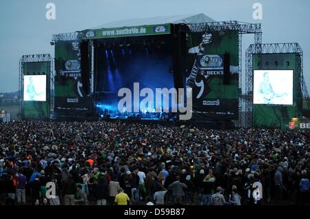 L'électronica britannique Faithless bande effectue au Southside festival à Neuhausen ob Eck, Allemagne, 18 juin 2010. Quelque 50 000 visiteurs sont attendus à voir 70 groupes effectuer au festival de trois jours. Photo : Patrick Seeger Banque D'Images