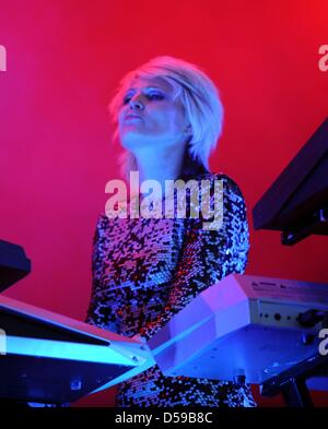 L'électronica britannique Faithless bande avec Soeur Bliss effectue au Southside festival à Neuhausen ob Eck, Allemagne, 18 juin 2010. Quelque 50 000 visiteurs sont attendus à voir 70 groupes effectuer au festival de trois jours. Photo : Patrick Seeger Banque D'Images