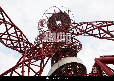 Stratford, London, UK. 27 mars, 2013. Park In Progress tour du Queen Elizabeth Olympic Park avec vue depuis le haut de l'ArcelorMittal Orbit, avec 114.5m le plus grand du Royaume-Uni sculpture, par Anish Kapoor. C'est la première chance d'obtenir à l'intérieur de la structure depuis les jeux et les visites commencent le 29 mars 2013. Visiteurs port du casque obligatoire et haut-viz jackets dans leur exploration de l'observation. Photo : Nick Savage/Alamy Live News Banque D'Images