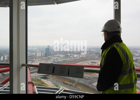 Stratford, London, UK. 27 mars, 2013. Park In Progress tour du Queen Elizabeth Olympic Park avec vue depuis le haut de l'ArcelorMittal Orbit, avec 114.5m le plus grand du Royaume-Uni sculpture, par Anish Kapoor. C'est la première chance d'obtenir à l'intérieur de la structure depuis les jeux et les visites commencent le 29 mars 2013. Visiteurs port du casque obligatoire et haut-viz jackets dans leur exploration de l'observation. Photo : Nick Savage/Alamy Live News Banque D'Images