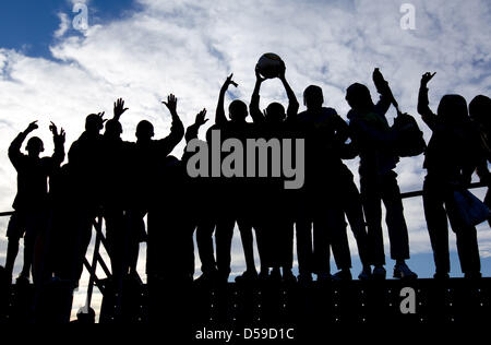 Les enfants jouent au football à Port Elizabeth, Afrique du Sud, le 19 juin 2010. Photo : Friso Gentsch Banque D'Images