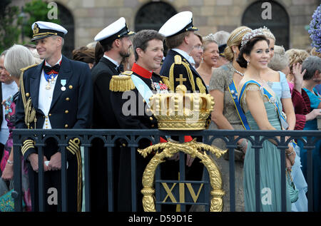 (2L-R) le Prince héritier Haakon de Norvège, le Prince héritier Frederik de Danemark, le Prince Willem-Alexander des Neterlands, La Princesse Maxima des Pays-Bas, la princesse Mary de Danemark et la princesse héritière Mette-Marit de Norvège sourire sur le balcon du palais royal après le mariage de la Princesse Victoria de Suède et le Prince Daniel, duc de Vastergotland, à Stockholm, Suède, Jun Banque D'Images