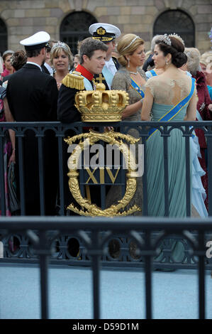 (2L-R) le Prince héritier Haakon de Norvège, le Prince héritier Frederik de Danemark, le Prince Willem-Alexander des Neterlands, La Princesse Maxima des Pays-Bas, la princesse Mary de Danemark et la princesse héritière Mette-Marit de Norvège sourire sur le balcon du palais royal après le mariage de la Princesse Victoria de Suède et le Prince Daniel, duc de Vastergotland, à Stockholm, Suède, Jun Banque D'Images