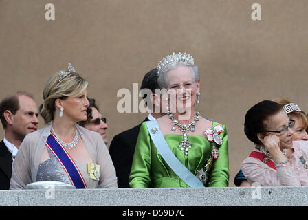 Sophie, comtesse de Wessex (L) et de la Reine Margrethe II de Danemark (C) sourire sur le balcon du palais royal après leur mariage à Stockholm, Suède, le 19 juin 2010. Photo : Albert Nieboer (Pays-Bas) Banque D'Images