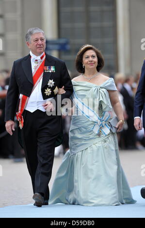 Le Prince Alexandre et la Princesse Katherine de Serbie arrivent pour le mariage de la Princesse Victoria de Suède et Daniel Westling à Stockholm, Suède, le 19 juin 2010. Photo : JOCHEN LUEBKE Banque D'Images